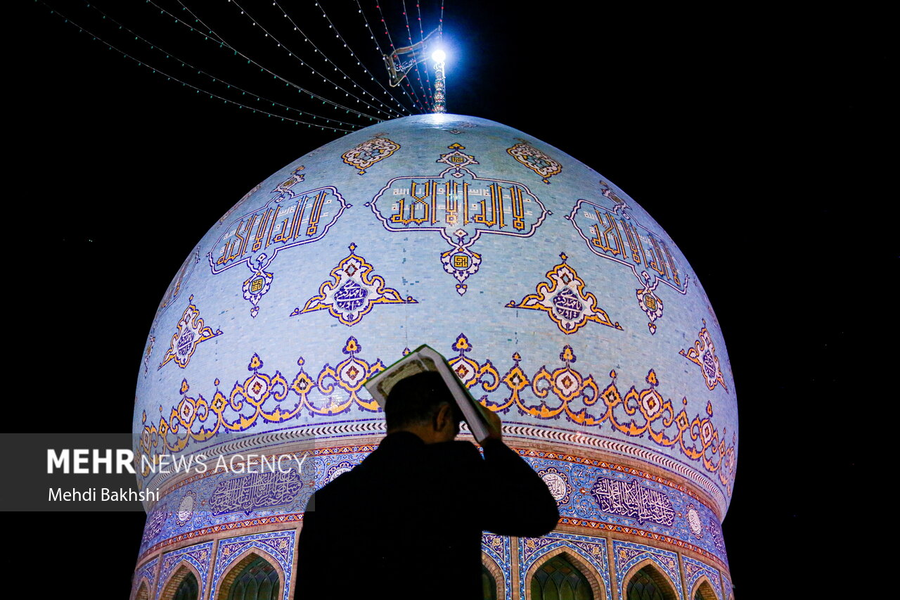 لحظاتی از قرائت دعای جوشن کبیر در مسجد جمکران