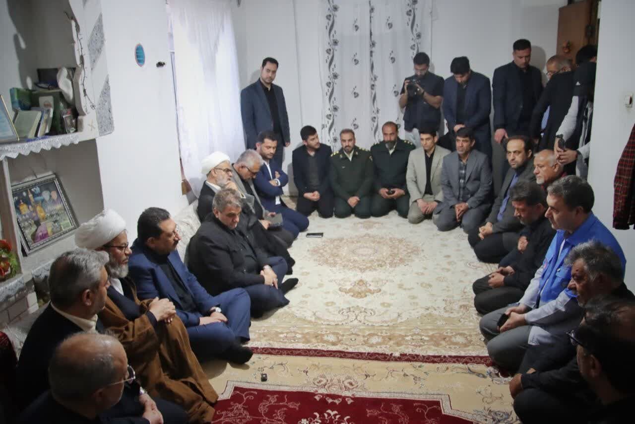 وزیر صمت از خانوادههای جان باختگان معدن دامغان دلجویی کرد وزیر صمت از خانوادههای جان باختگان معدن دامغان دلجویی کرد
