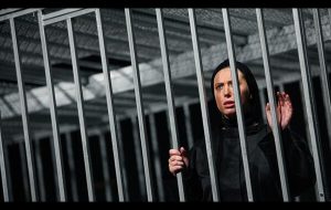 چطور «آدم آدم است» دوملیتی شد؟؛ وقتی فقط یک لامپ در تئاتر شهر روشن بود
