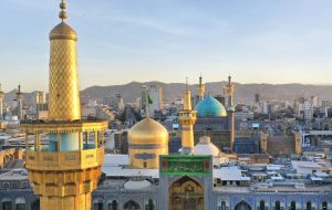 درب خانه امام رضا(ع) حتی در دوران ولایتعهدی به روی همه مردم باز بود درب خانه امام رضا(ع) حتی در دوران ولایتعهدی به روی همه مردم باز بود