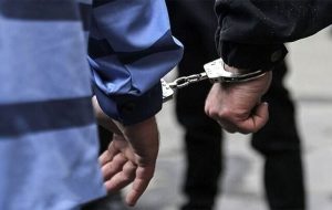 دستبند پلیس بر دستان سارق حرفهای با ۵۰ فقره سرقت در بروجرد دستبند پلیس بر دستان سارق حرفهای با ۵۰ فقره سرقت در بروجرد