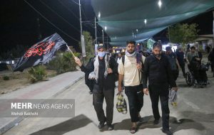 حضور گسترده زوار اربعین حسینی در مرز مهران حضور گسترده زوار اربعین حسینی در مرز مهران